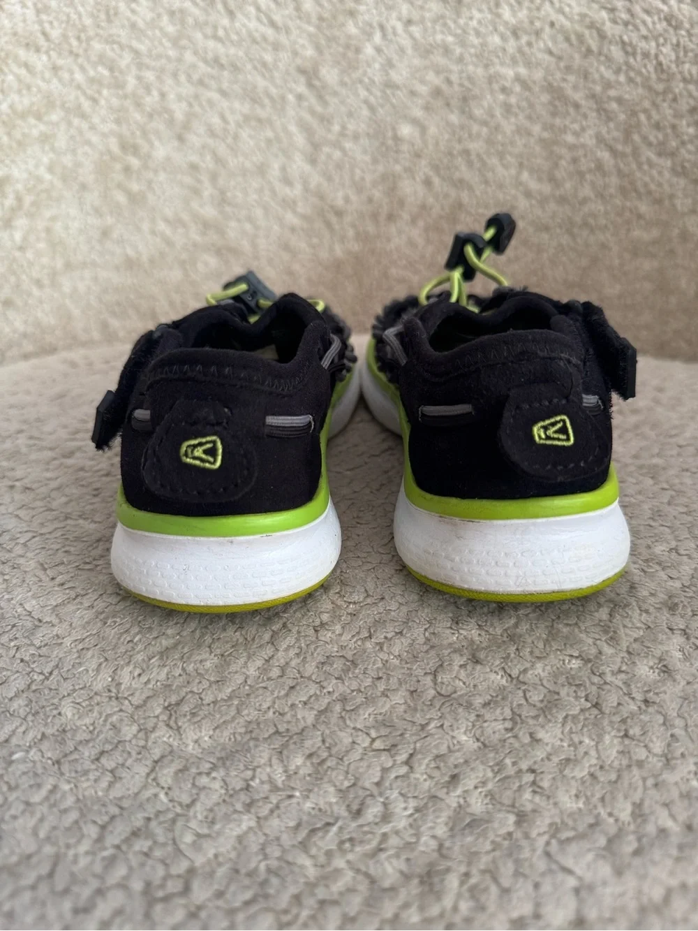 KEEN Uneek O2 Kids Sandals US 9 Black Green Corded Water Shoes Outdoor